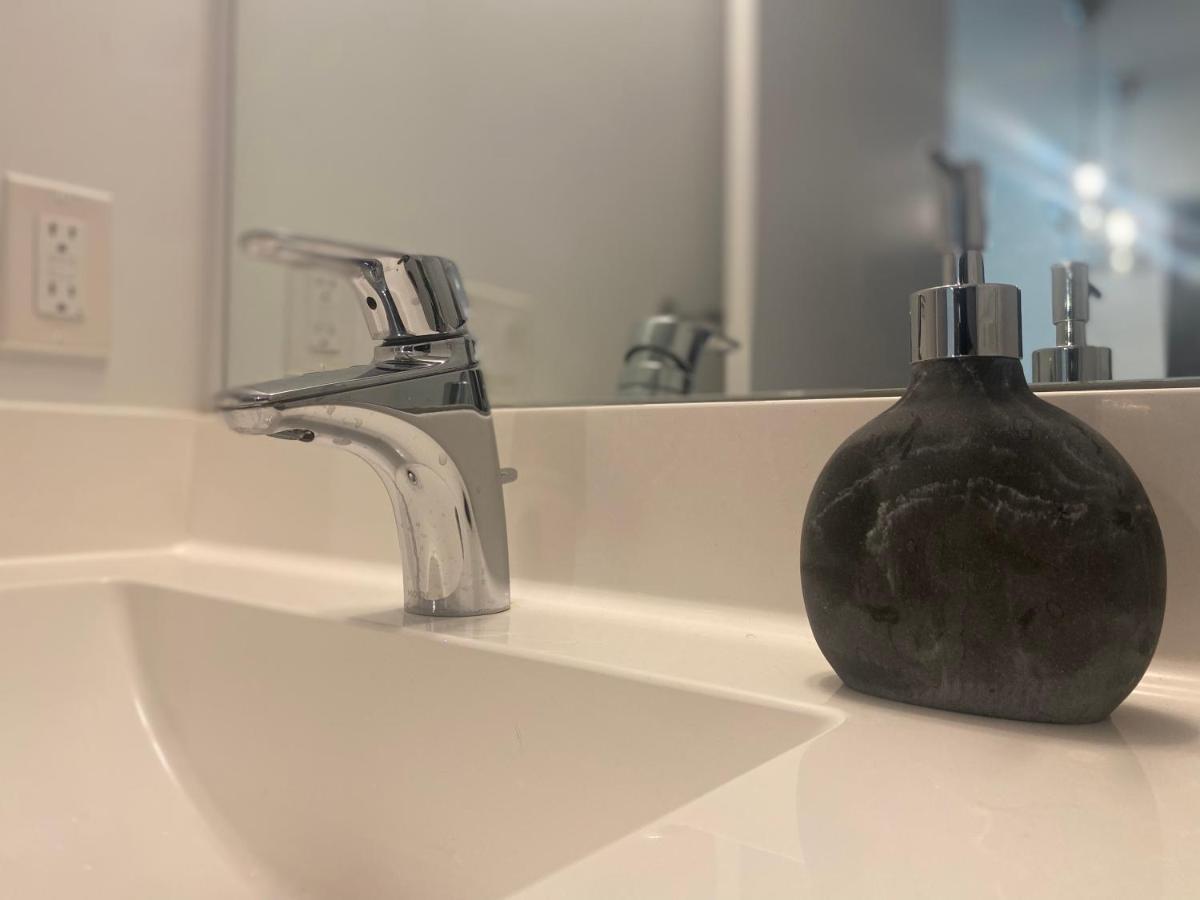 1 Bedroom Waterfront Condo トロント エクステリア 写真