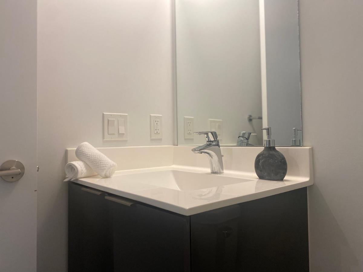 1 Bedroom Waterfront Condo トロント エクステリア 写真