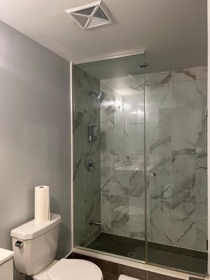 1 Bedroom Waterfront Condo トロント エクステリア 写真