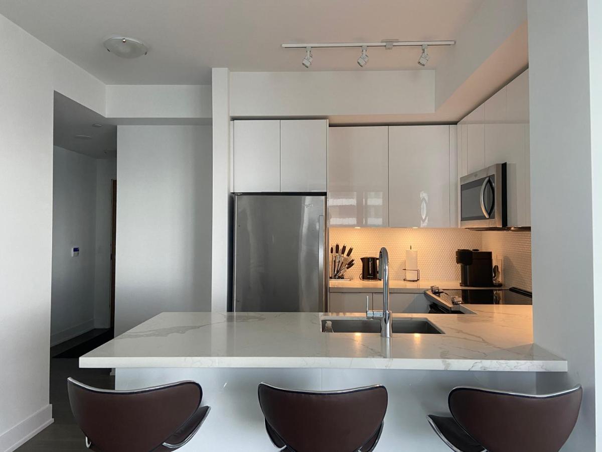 1 Bedroom Waterfront Condo トロント エクステリア 写真