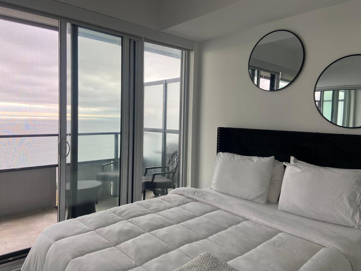 1 Bedroom Waterfront Condo トロント エクステリア 写真